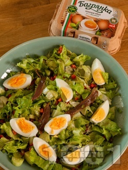 Зелена салата Кан с чушки, каперси, аншоа и варени яйца - снимка на рецептата
